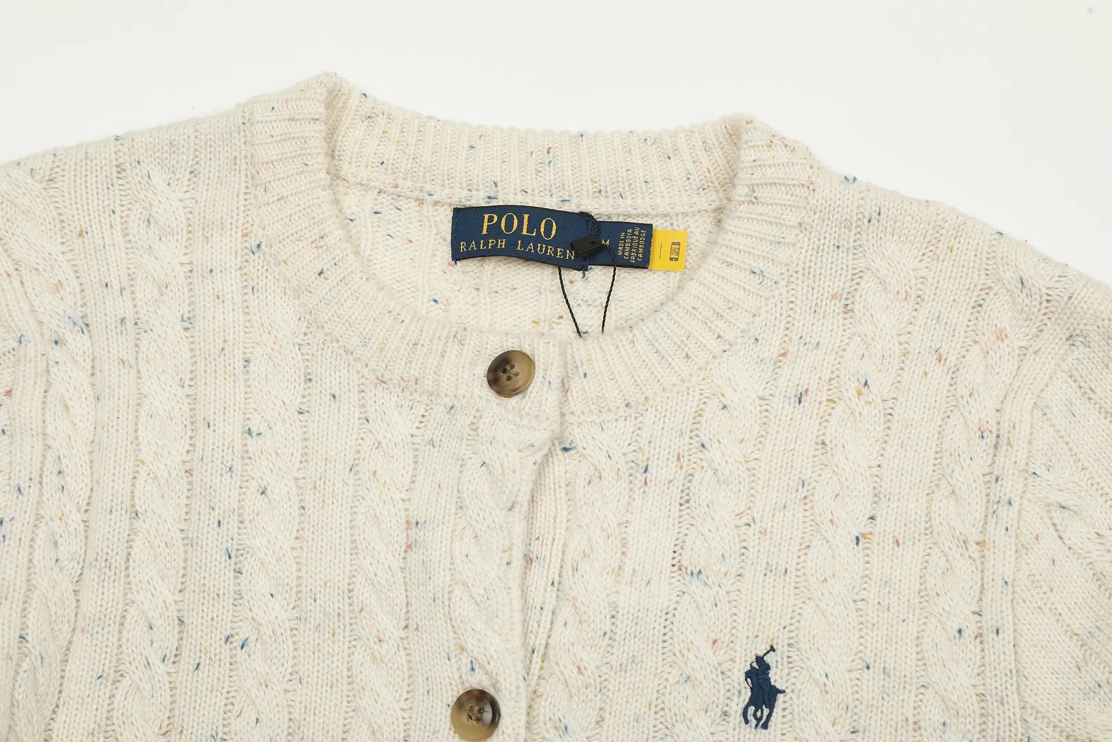 P230 Top quality" Style number: DS018# [Ralph Lauren wool blended pony embroidered logo twist knitted cardigan] ✅Ralph Lauren gradient multi-color dot versatile knitted cardigan jacket for all seasons ✅15% Merino cotton wool 85% wool blend Customized laser buttons Clean and clear texture ✅ZP quality 1:1 version Scan the code to enter the GF website Counter quality ✅Detailed quality The only one in Guangzhou Imported quality wool, focusing on high-end, cost-effective, good quality needless to say ✅The version is restored to the original order, the maximum size can be worn up to 150 pounds, loose, comfortable and stress-free ✅The upper body is simple and easy to match, a must-have for goddess ootd. Good-looking clothes are never picky. A must-have in the goddess's wardrobe. Size: S-L Color: Navy blue, light blue, off-white, leather pink, Christmas red